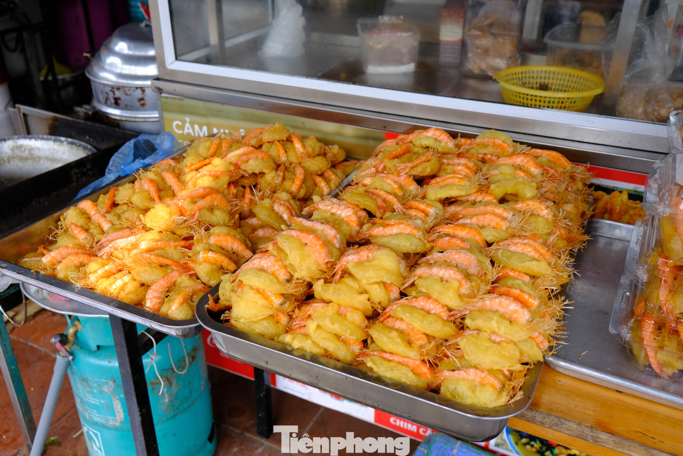 Bánh tôm từ lâu trở thành thức quà không thể thiếu mỗi khi du khách đến thăm phủ Tây Hồ.