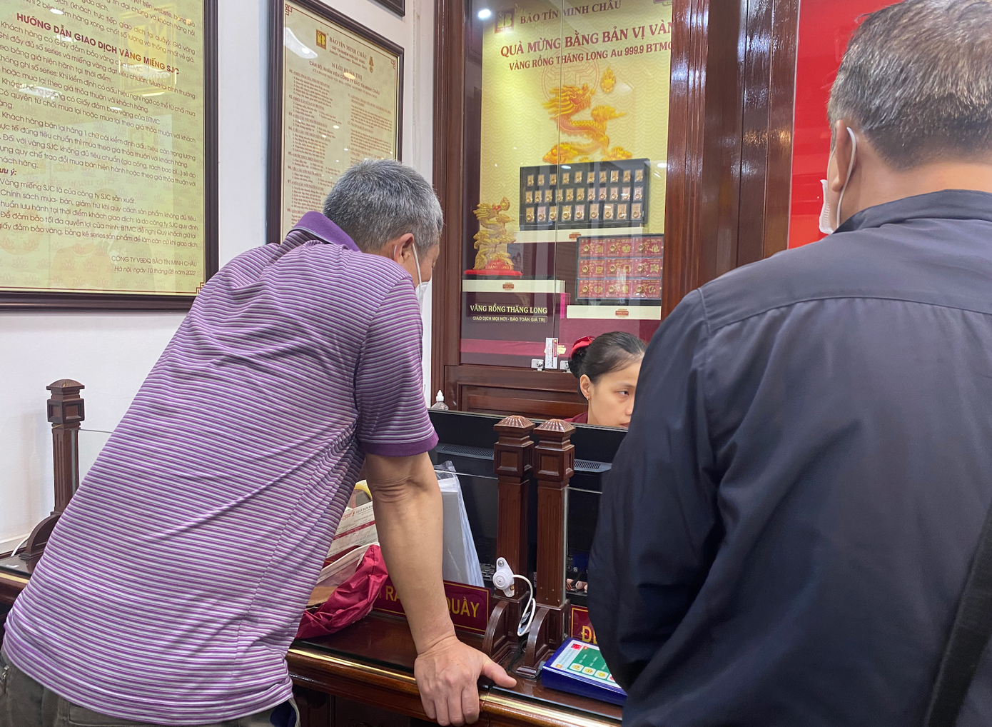 Khách chốt lời khi giá vàng tăng. Khách chốt lời khi giá vàng tăng.