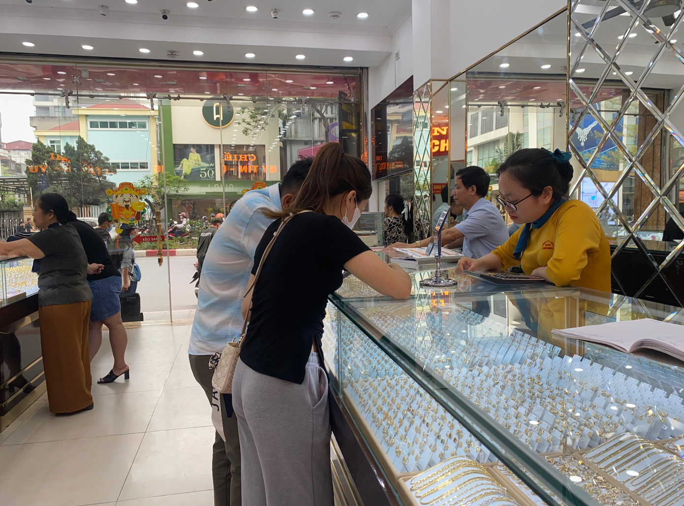 Người dân đi mua - bán vàng. Người dân đi mua - bán vàng.