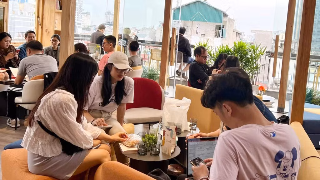 Thói quen đi uống cà phê của người Việt có thể giúp hoạt động kinh doanh đồ uống ổn định. Thói quen đi uống cà phê của người Việt có thể giúp hoạt động kinh doanh đồ uống ổn định.