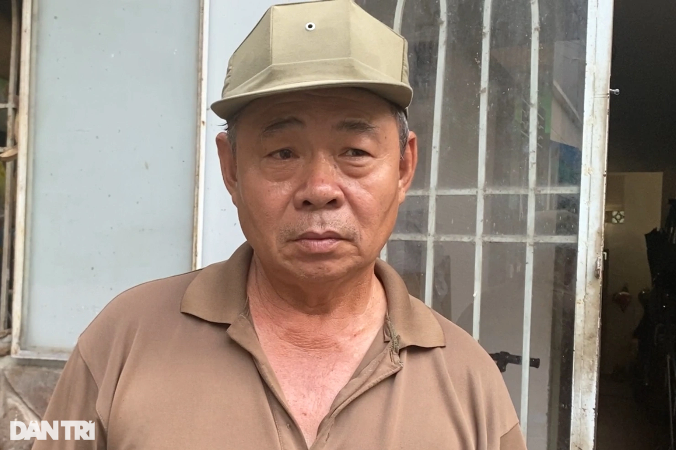 Ông Hạnh chưa hết ám ảnh kể về khoảnh khắc bị chó cắn vào chân cách nay mấy năm (Ảnh: An Huy).