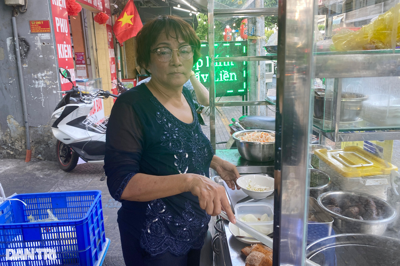 Bà Vân buồn bã kể về khoảnh khắc 8 người khách rời khỏi quán (Ảnh: An Huy).