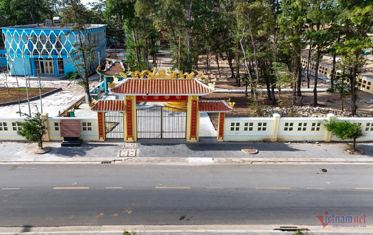 Nghĩa địa cá Ông (còn gọi là Ngọc Lăng Nam Hải) rộng khoảng 2.000m2, nằm sát bờ biển thị trấn Phước Hải.