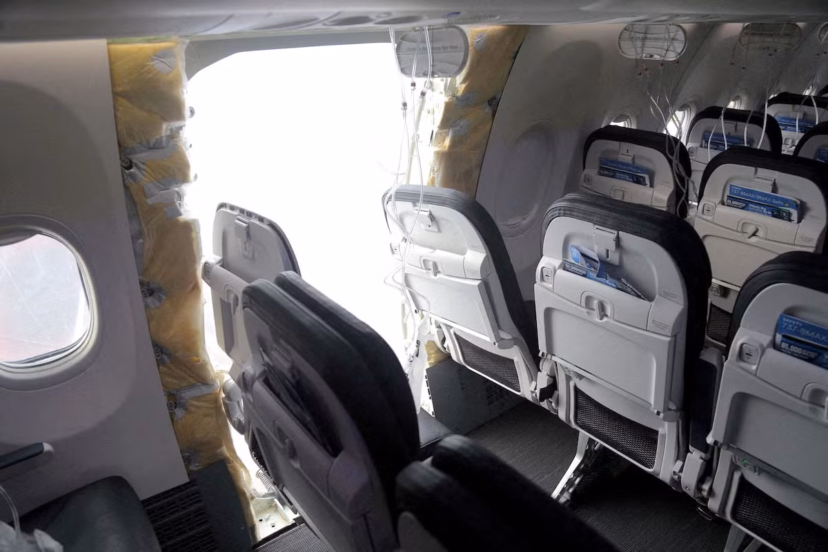 Hiện trường máy bay Boeing 737 Max-9 bị rơi cửa ngày 5/1.