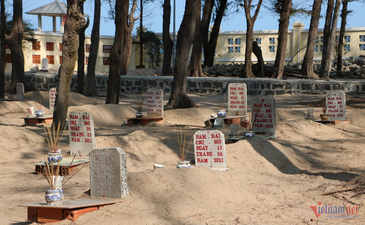 Mộ cá voi trong khuôn viên nghĩa địa. Đầu các ngôi mộ đều có bát nhang và bia đúc xi măng ghi “Nam Hải chi mộ”, ngày tháng "Ông" lụy, cùng tên ghe lập mộ ở mặt sau