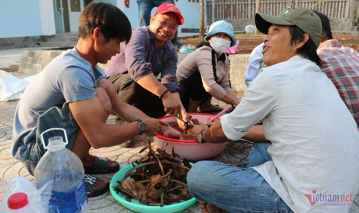 Anh Trương Văn Công (đội mũ đỏ) cùng bạn thuyền dùng bàn chải làm sạch cốt cá.