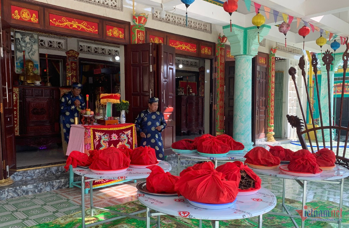 Cốt "Ông" được đưa đến Dinh Ông Nam Hải làm lễ cúng, sau đó phơi khô đưa vào đền Cửu Niệm