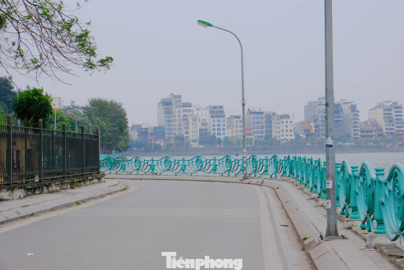 Theo mô tả của Time Out, các doanh nghiệp mới liên tục mọc lên dọc theo đoạn đường dài 1 km biến phố Quảng An trở thành tụ điểm của các quán cà phê ấm cúng, cửa hàng thời trang và ẩm thực. Nơi đây chỉ cách khu phố cổ nhộn nhịp của Hà Nội 5 km và có rất nhiều điểm vui chơi . Điều tạp chí du lịch từ Anh cảm thấy ấn tượng nhất nằm ở sự yên bình của góc phố vào buổi trưa nhưng có thể chuyển mình, trở nên tấp nập khi về đêm.