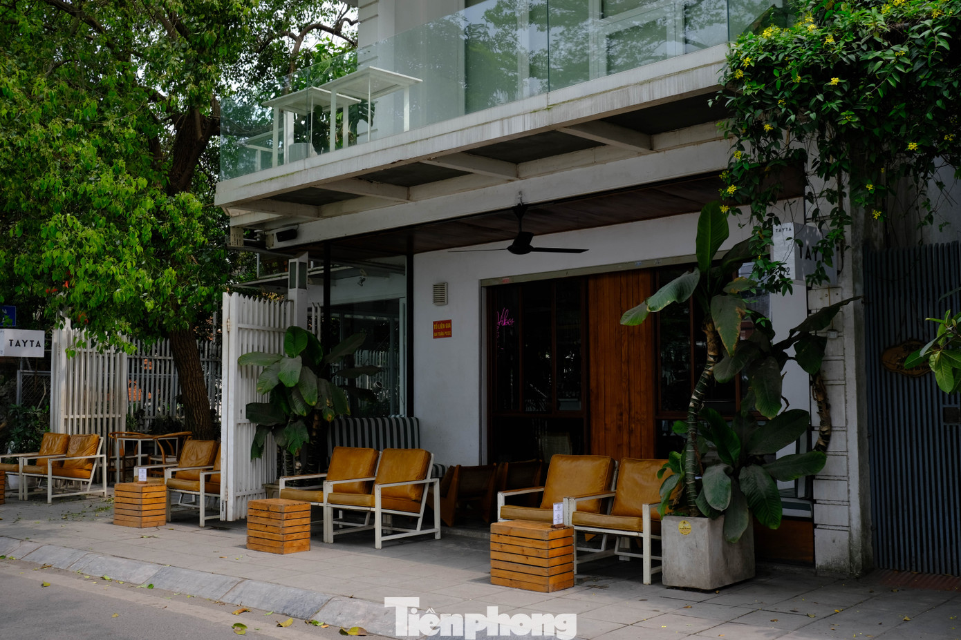 Chạy dọc quanh phố Quảng An có vô số quán cà phê view hồ, tạo cảm giác như đang nghỉ dưỡng ở một bãi biển.