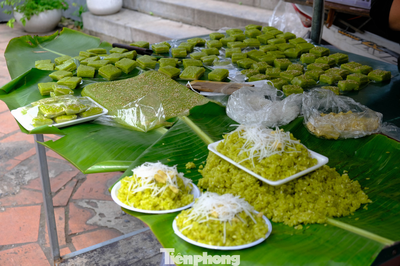 Món bánh đúc, xôi cốm được giới thiệu ngay tại phủ Tây Hồ để du khách hiểu hơn về văn hóa ẩm thực Việt Nam.