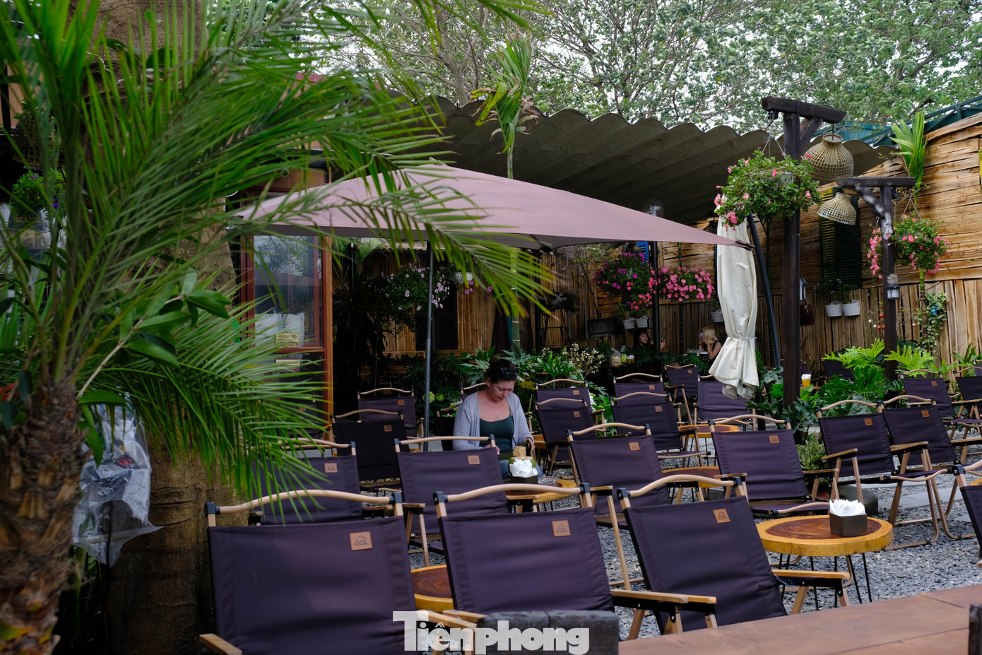 Cô Briona - 56 tuổi, du khách từ Canada - chia sẻ: "Thưởng thức nước dừa dịu mát, hóng gió và phóng tầm mắt ra xa nhất có thể để ngắm hồ Tây là trải nghiệm độc đáo nhất của tôi khi tới thăm Hà Nội".