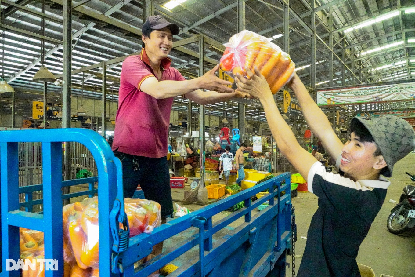 Doanh thu giảm 20%, thậm chí là 50%, không ít tiểu thương đành cho sang lại sạp, gom vốn chờ ngày trở lại (Ảnh: Nguyễn Vy).