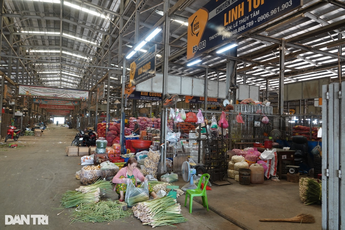 Để duy trì việc kinh doanh, nhiều tiểu thương phải chấp nhận bán cả giá vốn (Ảnh: Nguyễn Vy).