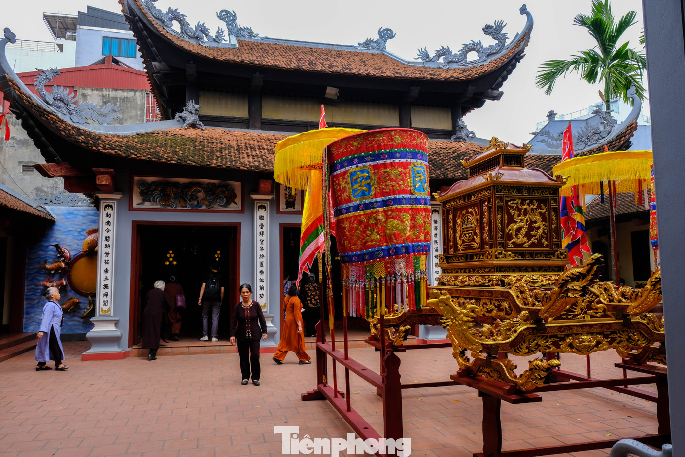 Tuyến phố Quảng An dẫn du khách đến di tích lịch sử phủ Tây Hồ. Nơi đây thờ công chúa Liễu Hạnh. Theo một số dữ liệu, phủ được xây dựng vào khoảng thế kỷ XVII. Cứ đến dịp lễ, Tết, mồng 1, ngày rằm, địa điểm này được hàng ngàn khách thập phương lui tới mỗi ngày để cầu bình an.