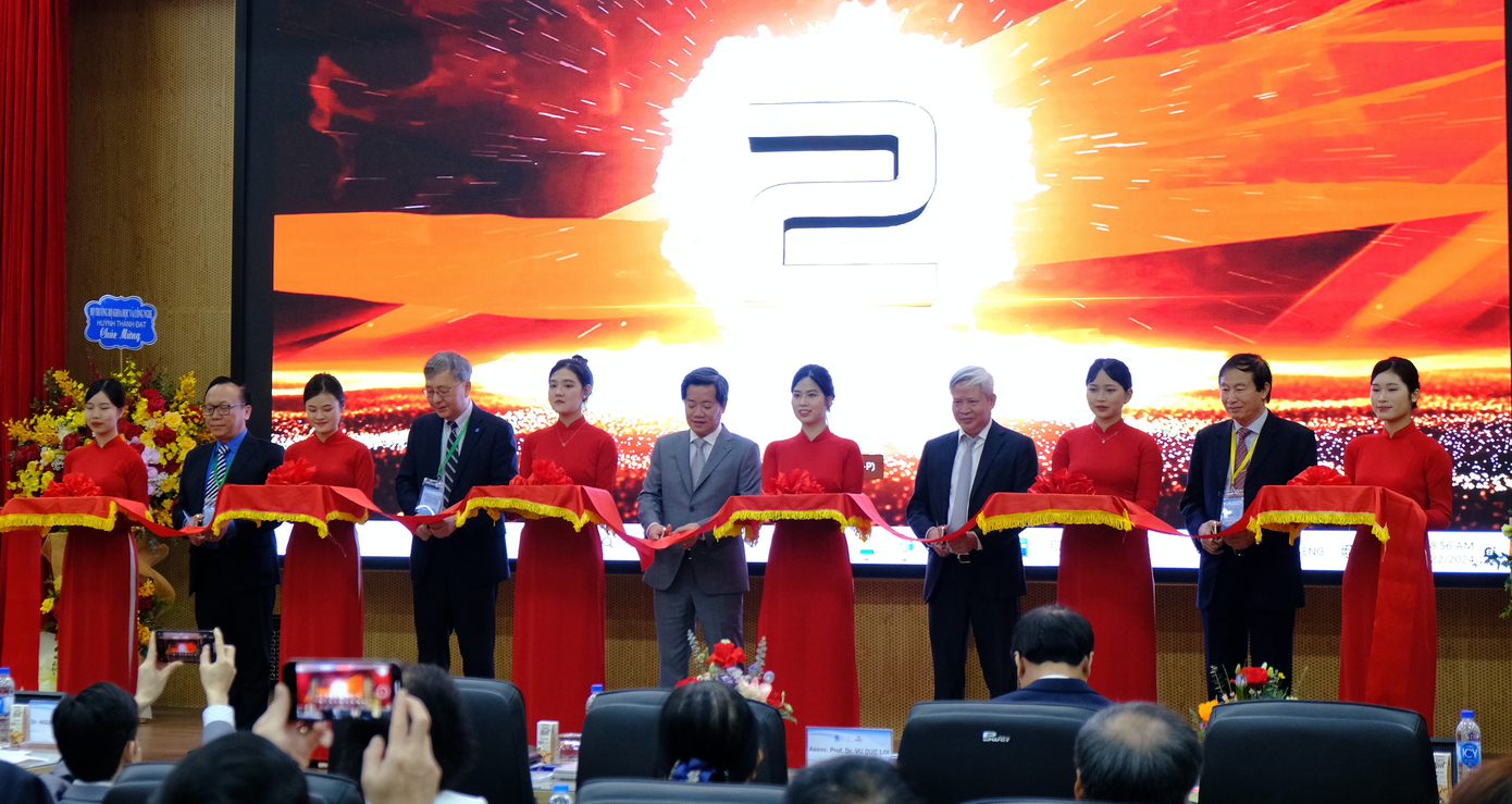 Các nhà khoa học chủ trì hội thảo cùng cắt băng khánh thành khu trưng bày những công nghệ xử lý nước tiên tiến nhất.