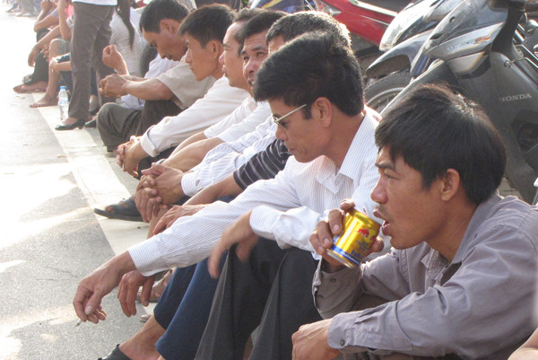 Tăng lực với Redbull để tiếp tục chờ đợi. Ảnh: Trường Phong