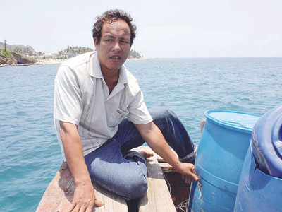 Anh Mai Phụng Lưu trên con tàu QNg-66478 TS trở về từ tháng 4/2010. Ảnh: Nam Cường