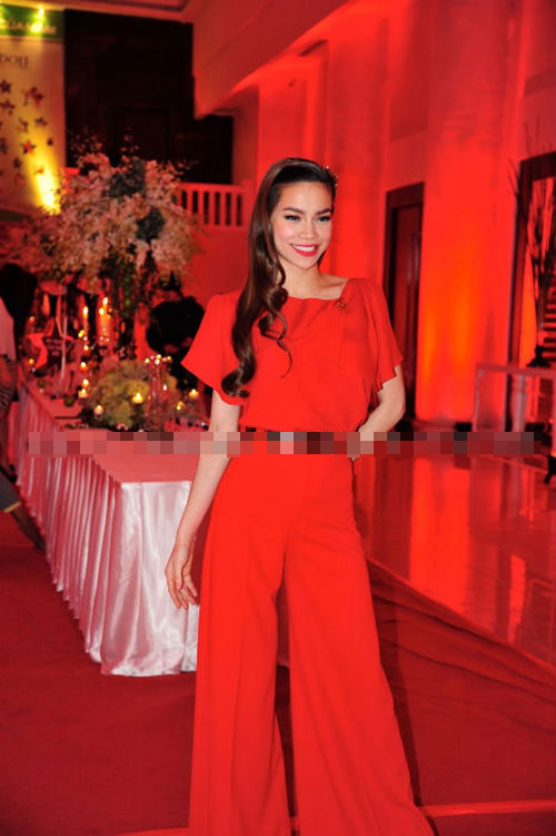 Linh Nga rực rỡ trong bộ jumpsuit suông màu đỏ. Trong khi đó, chiếc jumpsuit suông màu trắng lại tôn lên vẻ trang nhã của Ngọc Quyên. "Búp bê 9X" Ngọc Trinh cũng diện một chiếc jump trắng y hệt. Có vẻ như Ngọc Trinh khá chuộng loại trang phục này. Hồ Ngọc Hà diện jump suông khoe chân dài miên man. Người đẹp Trương Thị May nổi bật trong bộ jump màu xanh. Mỹ nhân Hoa ngữ Lâm Tâm Như cũng tỏ ra mê mẩn phong cách thời trang này. "Én nhỏ" Triệu Vy " trẻ trung và quyến rũ. Bộ jump suông màu nude làm tôn dáng và vẻ kiêu sa của Thư Kỳ. Dàn sao Hollywood thi nhau khoe dáng với jumpsuit suông.