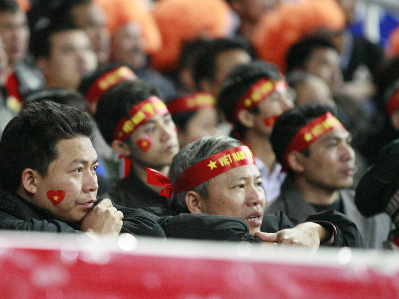 Sự hồi hộp xen lẫn nỗi buồn của các CĐV ngồi trên sân Mỹ Đình. Ảnh: Hồng Vĩnh
