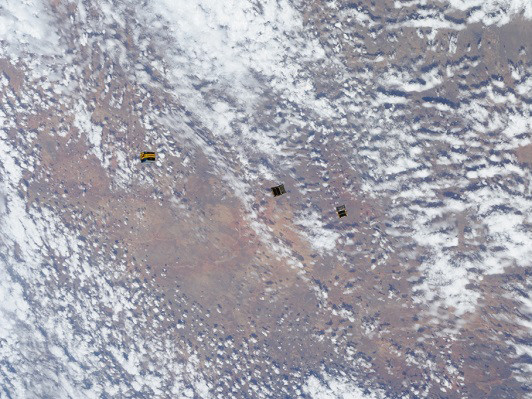 Vệ tinh Pico Dragon của Việt Nam cùng 2 vệ tinh khác của Mỹ được đưa vào không gian. Nguồn: JAXA 