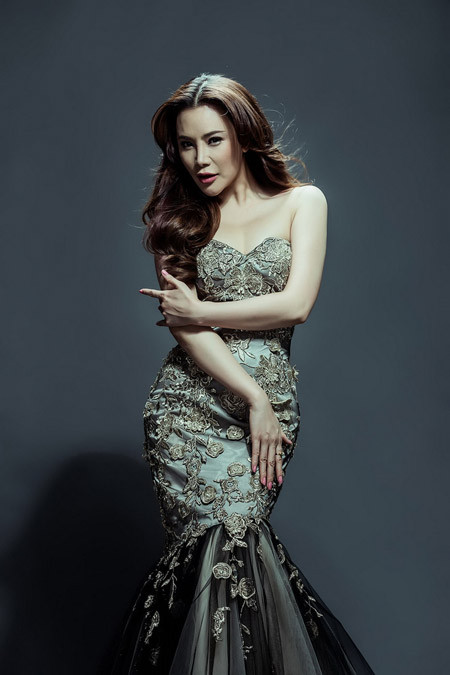 Mới đây, trên trang Facebook cá nhân của mình, Hồ Quỳnh Hương chia sẻ: “Sau một thời gian quá dài không tham gia vào showbiz, Hương nghĩ có thể mình không còn được sự quan tâm của mọi người. Nhưng thật không ngờ, sự ủng hộ từ các fan, khán giả dành cho Hương vẫn rất lớn và nồng nhiệt. Điều đó đã khiến Hương thực sự rung động và nghiêm túc nhận lời thực hiện vai trò giám khảo chương trình The X Factor…. Hương sợ rằng nếu bỏ qua cơ hội này, đến khi già hơn, có muốn Hương cũng không đủ sức để cống hiến điều gì cho các bạn nữa”