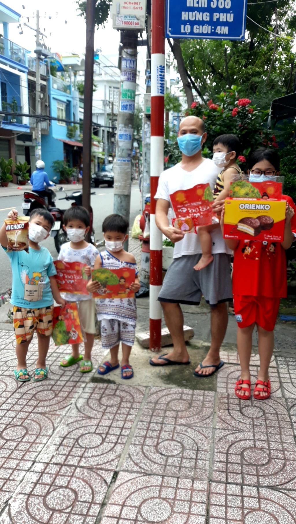 Hình ảnh các bé nhận quà tại các khu vực phong tỏa, cách ly ở TPHCM