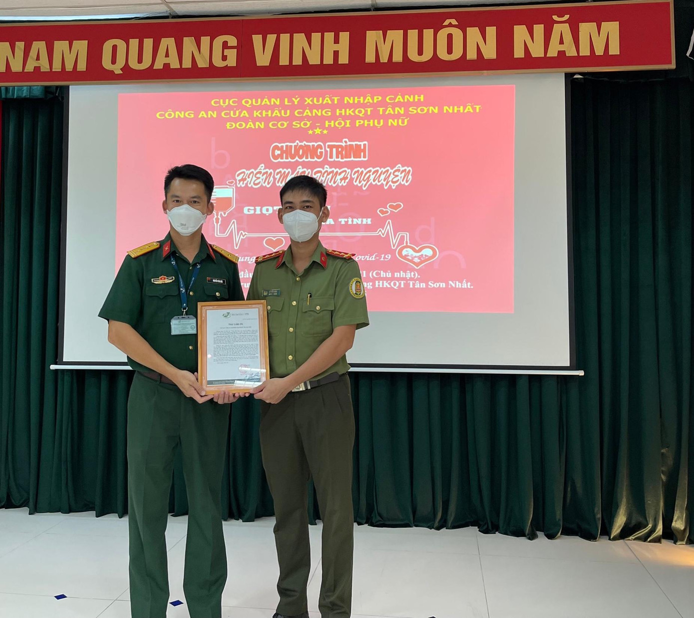 Trung tá CN Nguyễn Văn Đức - Trợ lý Quần chúng Bệnh viện gửi tặng thư cảm ơn của Giám đốc Bệnh viện đến đồng chí Đại úy Lê Huy Hiệu-Bí thư Đoàn cơ sở Công an Cửa khẩu Cảng HKQT Tân Sơn Nhất