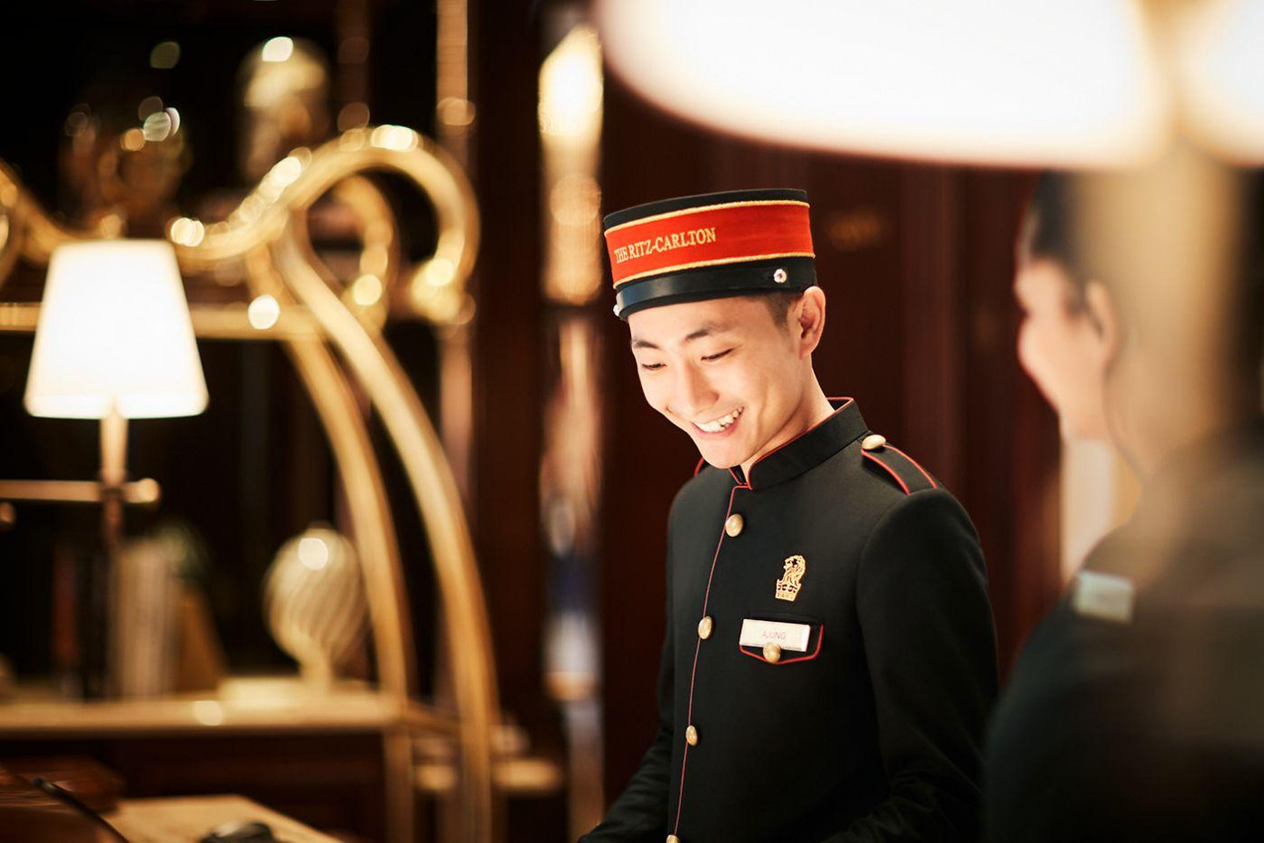 “Chúng tôi là các quý ông, quý bà phục vụ cho các quý ông, quý bà” – khẩu hiệu vừa khẳng định dịch vụ huyền thoại vừa định nghĩa lối sống tại Ritz-Carlton.