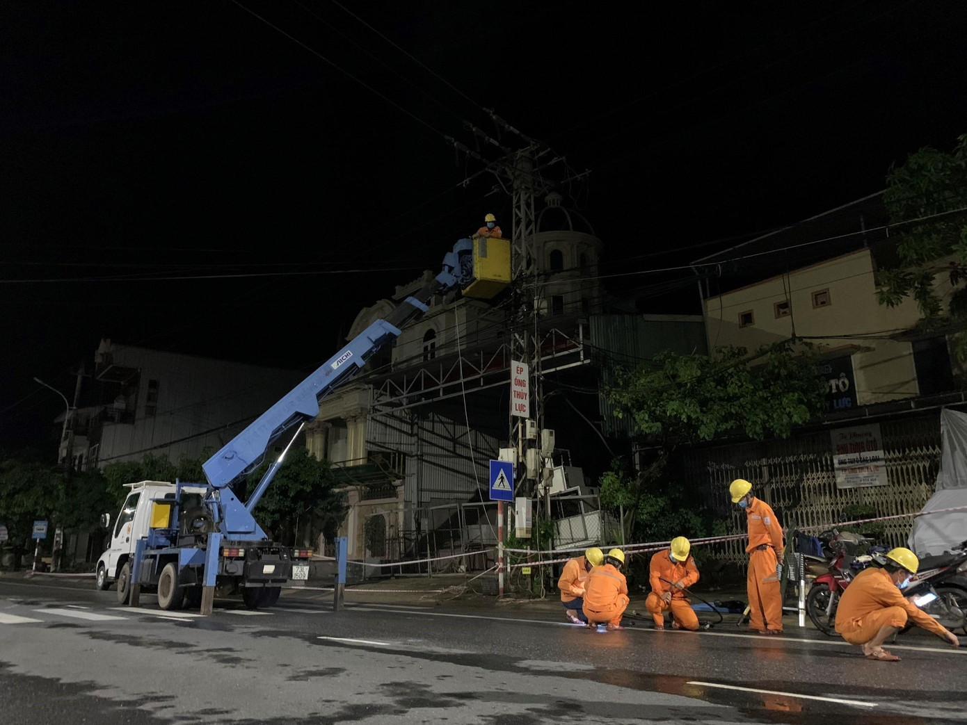 Công nhân điện lực miền Trung xử lý nhanh sự cố do mưa bão gây ra