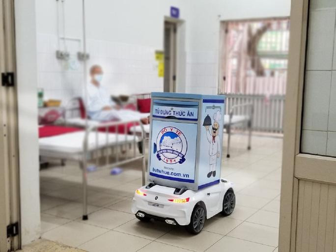 Robot sẽ nói chuyện với bệnh nhân và thông tin tình hình ra bên ngoài. Đồng thời Robot còn vận chuyển thức ăn, đồ uống, vật tư tiêu hao vào phòng bệnh. Ảnh: Hải Yến Robot sẽ nói chuyện với bệnh nhân và thông tin tình hình ra bên ngoài. Đồng thời Robot còn vận chuyển thức ăn, đồ uống, vật tư tiêu hao vào phòng bệnh. Ảnh: Hải Yến
