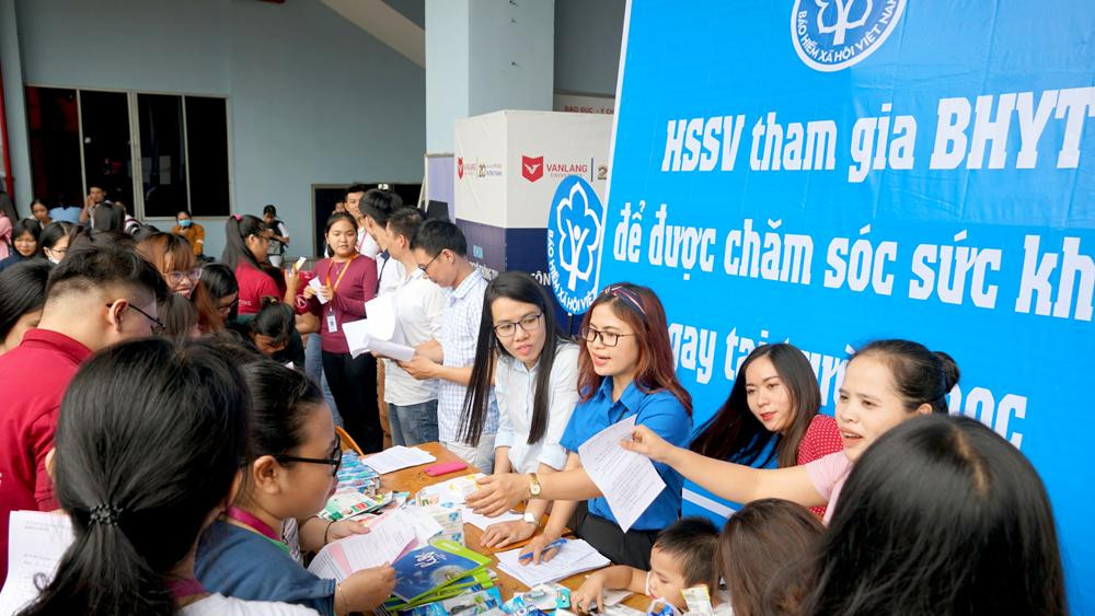 Ngay từ đầu năm học, các địa phương đã bắt tay ngay vào phát triển BHYT với học sinh, sinh viên. Ảnh minh họa.