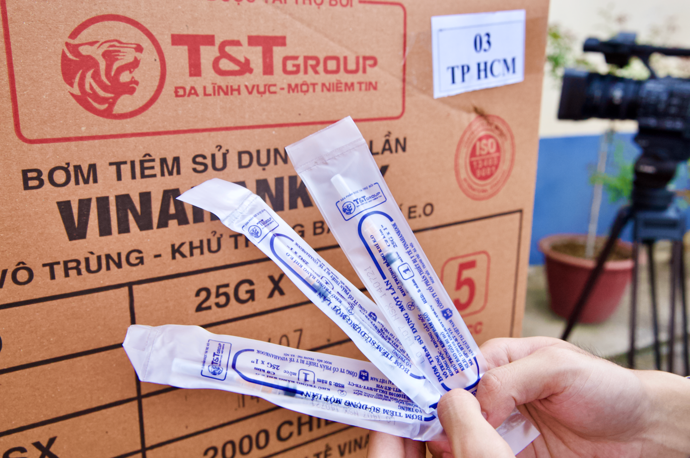 Bơm kim tiêm do T&amp;T Group tài trợ là sản phẩm của Công ty CP thiết bị y tế VINAHANKOOK, được Bộ Y tế cấp giấy chứng nhận chất lượng.
