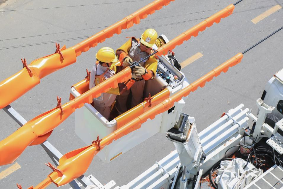 Tăng cường công tác sửa chữa, bảo dưỡng lưới điện bằng công nghệ hotline, nâng cao độ tin cậy cung cấp điện phục vụ khách hàng Tăng cường công tác sửa chữa, bảo dưỡng lưới điện bằng công nghệ hotline, nâng cao độ tin cậy cung cấp điện phục vụ khách hàng