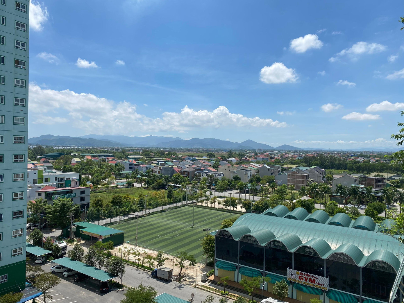 Một góc khác từ căn hộ Cửa Tiền Home hướng đến khung cảnh núi non hùng vĩ phía xa xa