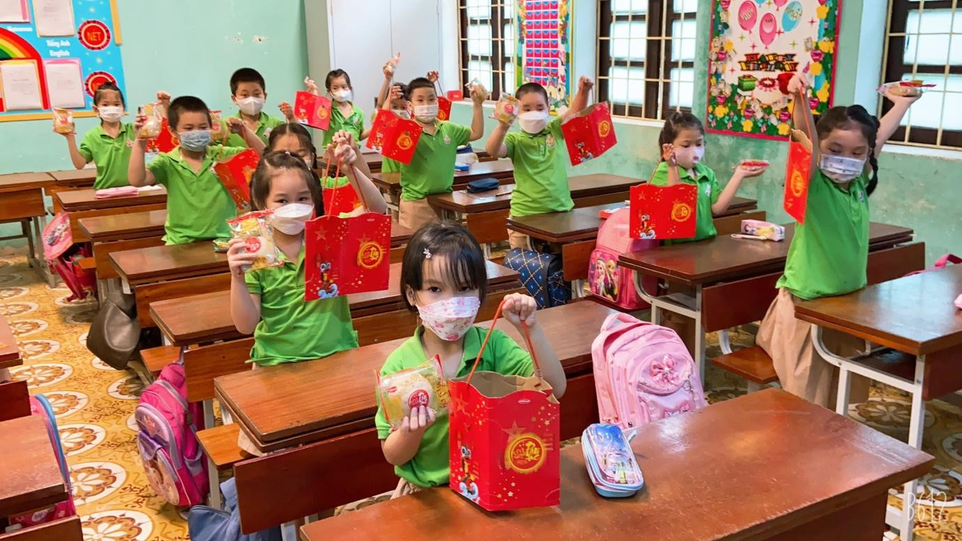 Nụ cười rạng rỡ của các bé khi được nhận quà Bibica