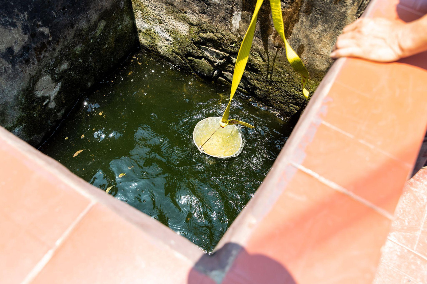 Nguồn nước tự nhiên chưa qua xử lý không đảm bảo vệ sinh, tiềm tàng những nguy hại cho sức khỏe bà con