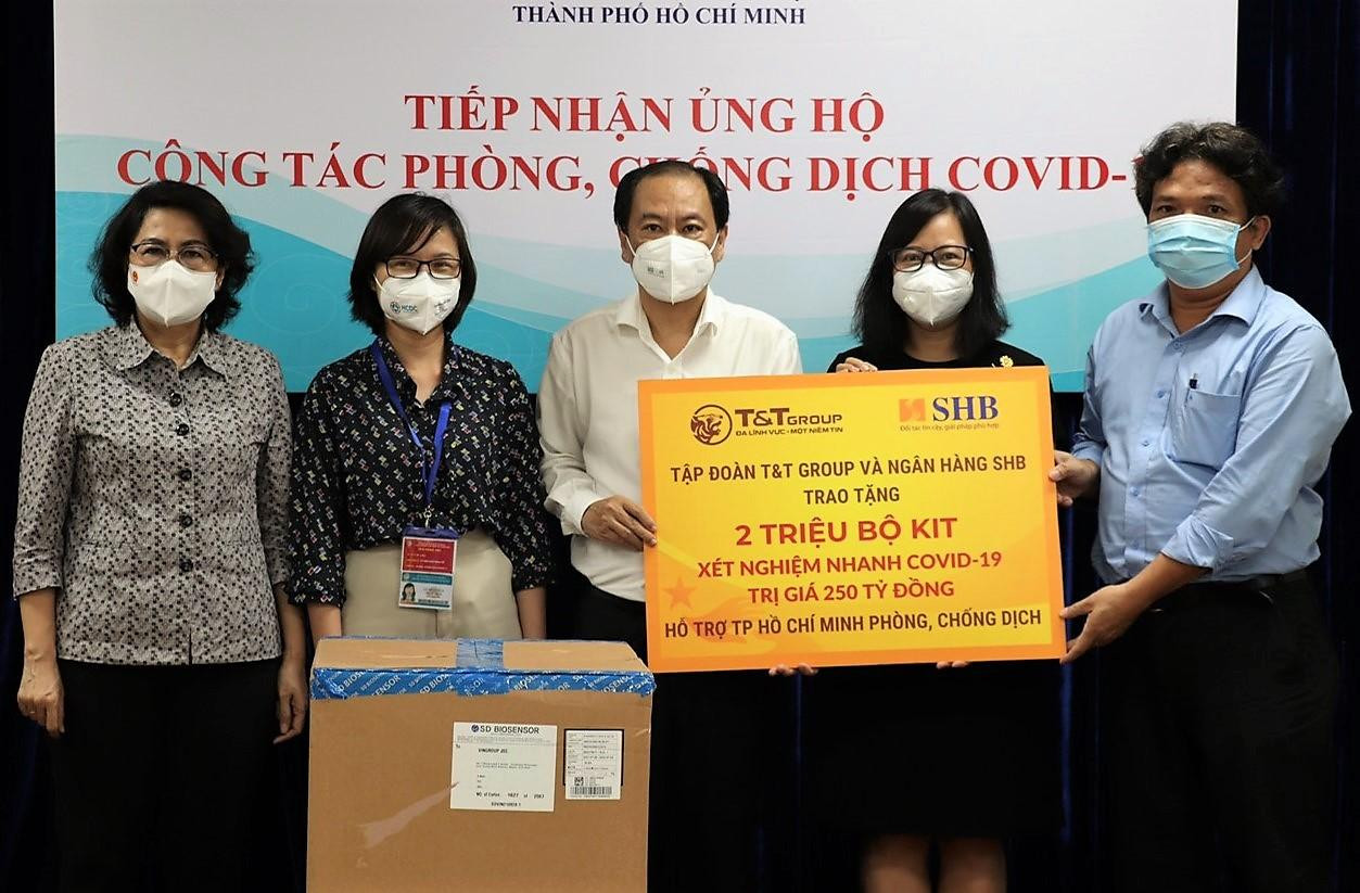 Đại diện Tập đoàn T&amp;T Group và Ngân hàng SHB trao tặng 2 triệu kit xét nghiệm nhanh COVID-19 cho lãnh đạo Ủy ban MTTQ Việt Nam TPHCM và Sở Y tế TPHCM