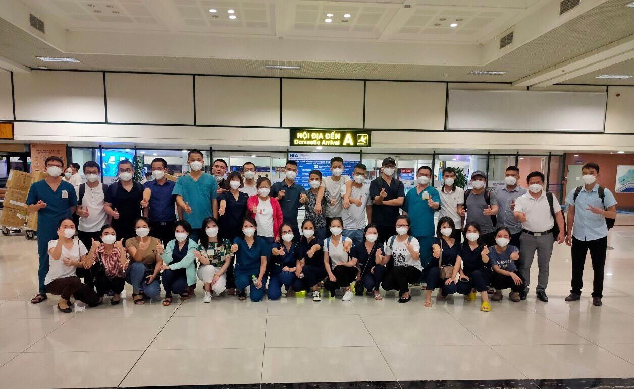 Cả đoàn chụp ảnh lưu niệm trước khi lên máy bay, một hành trình công tác cả đời không thể quên!