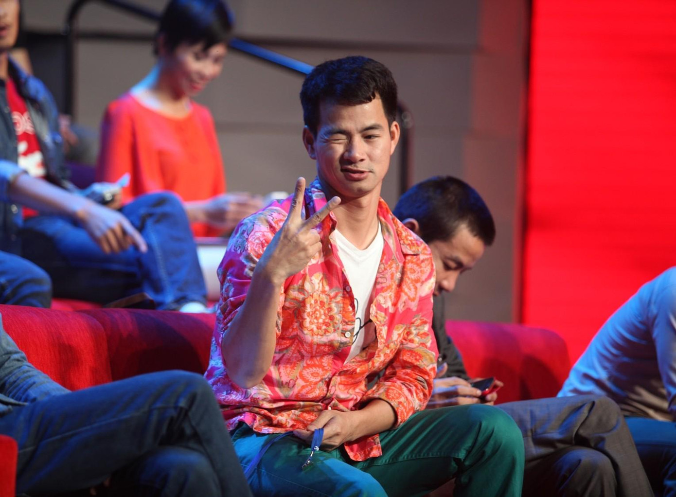 Nghệ sĩ Xuân Bắc livestream tặng quà khủng cho khán giả