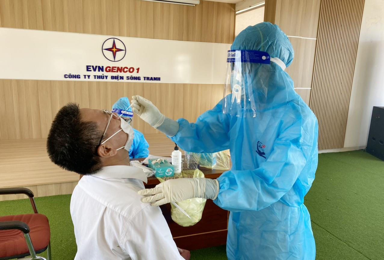 Xét nghiệm sàng lọc COVID - 19 định kỳ tại Công ty thuỷ điện Sông Tranh