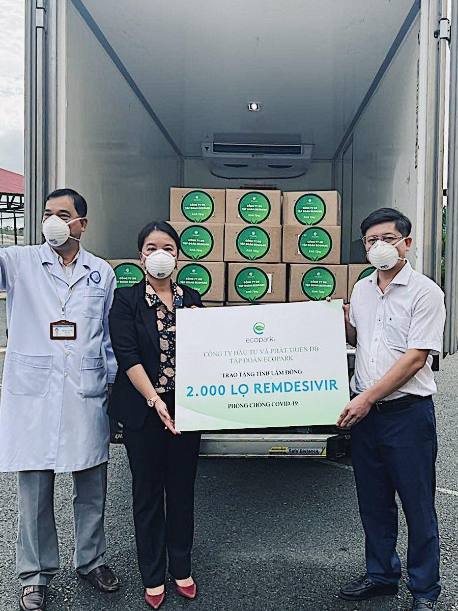Đại diện Sở Y tế tỉnh Lâm Đồng nhận thuốc tài trợ từ Ecopark Đại diện Sở Y tế tỉnh Lâm Đồng nhận thuốc tài trợ từ Ecopark