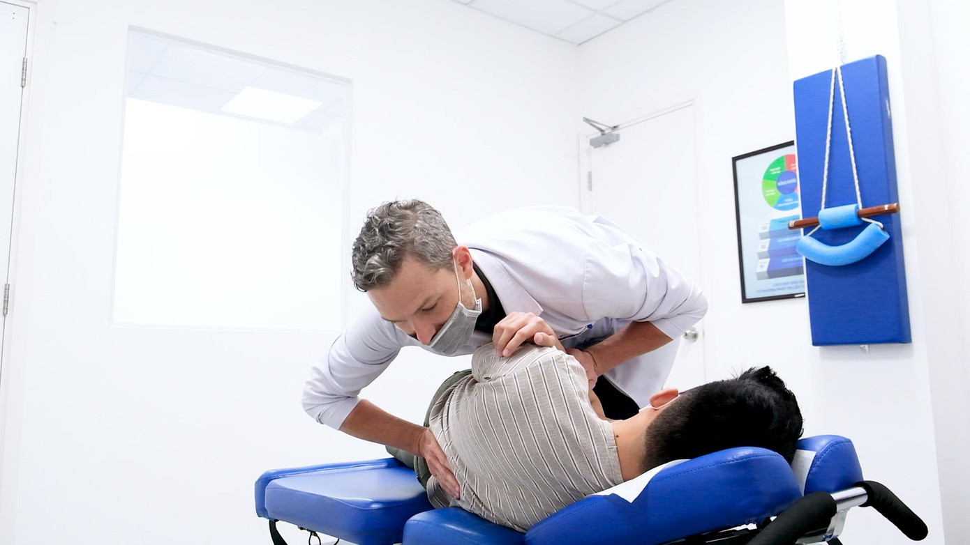 Bệnh nhân V.H đang được điều trị trị liệu thần kinh cột sống Chiropractic cùng bác sỹ Ryan Bệnh nhân V.H đang được điều trị trị liệu thần kinh cột sống Chiropractic cùng bác sỹ Ryan