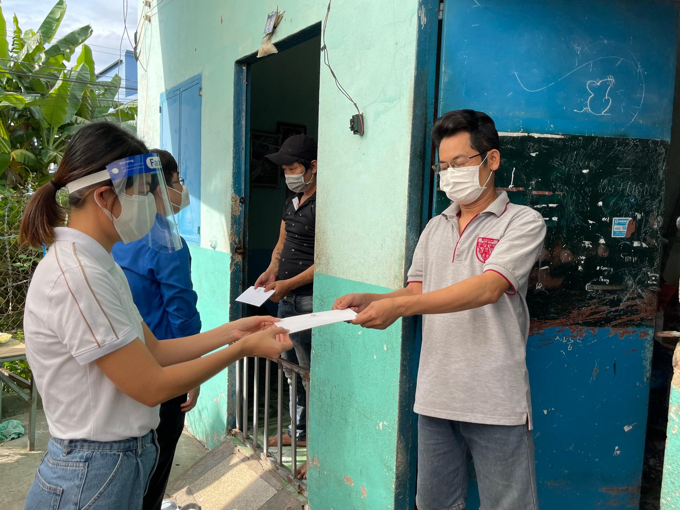 Đại diện Masterise Group và Thành Đoàn trao phần hỗ trợ thuê nhà đến các gia đình tại TP. Thủ Đức.