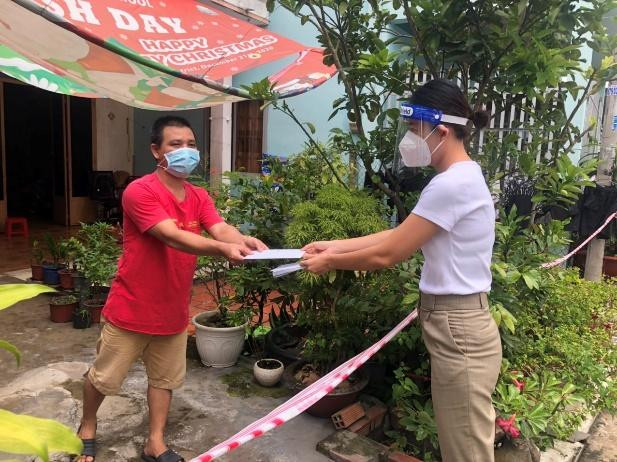 Anh Dũng xúc động nhận khoản hỗ trợ 1 triệu đồng từ đại diện Masterise Homes.