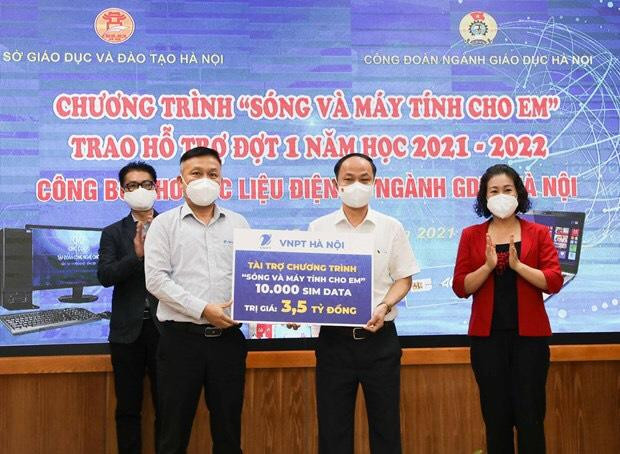 Ông Trần Mai - Phó Giám đốc Trung tâm Kinh doanh VNPT Hà Nội (người thứ 2, từ bên trái) trao 10.000 sim tài trợ cho đại diện Sở Giáo dục Đào tạo Hà Nội để gửi tới các em học sinh