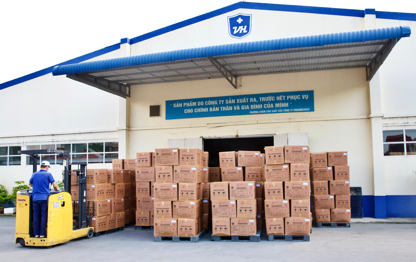 Trong 2 ngày 31/8 và 1/9, Tập đoàn T&amp;T Group đã bàn giao cho Bộ Y tế 8,5 triệu bơm kim tiêm nhằm phục vụ cho chiến dịch tiêm chủng quốc gia phòng COVID-19.