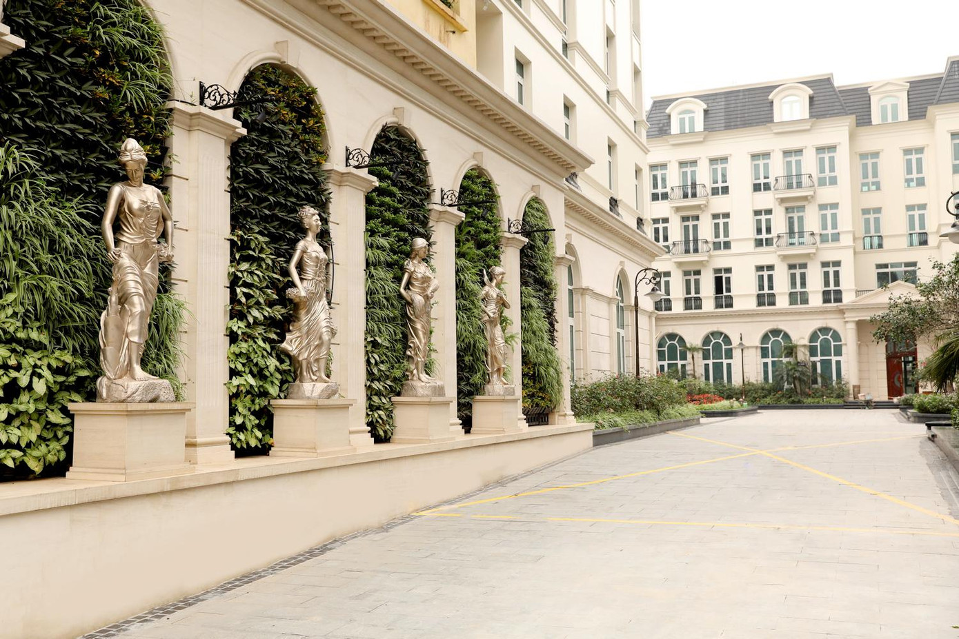 Cổng chào dự án Granduer Palace – Giảng Võ: 4 bức tượng là 4 vị thần tượng trưng cho 4 mùa trong năm lần lượt xuân – hạ - thu – đông