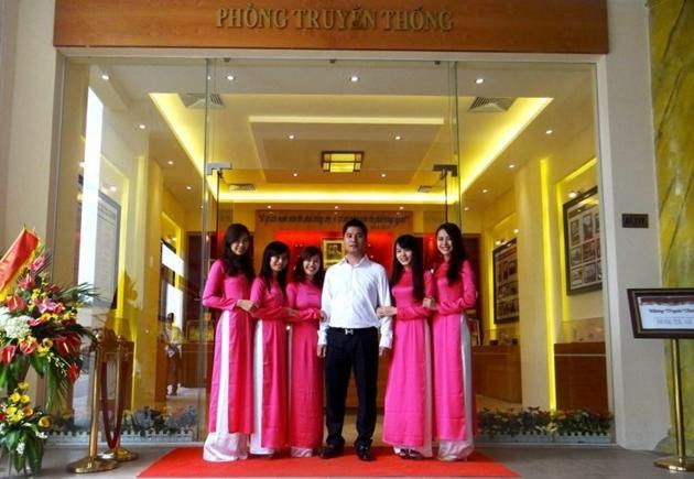 Ban lãnh đạo và cán bộ nhân viên trong ngày khai trương Phòng Truyền thống 18/6/2013