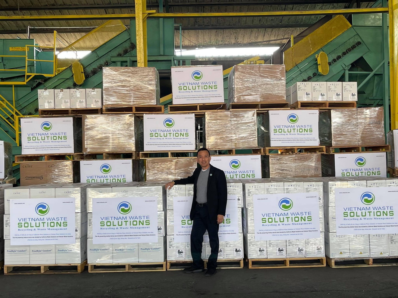Ông David Dương - Công ty California Waste Solutions tặng thêm 1.000 máy trợ thở tự tạo khí oxygen cho Việt Nam