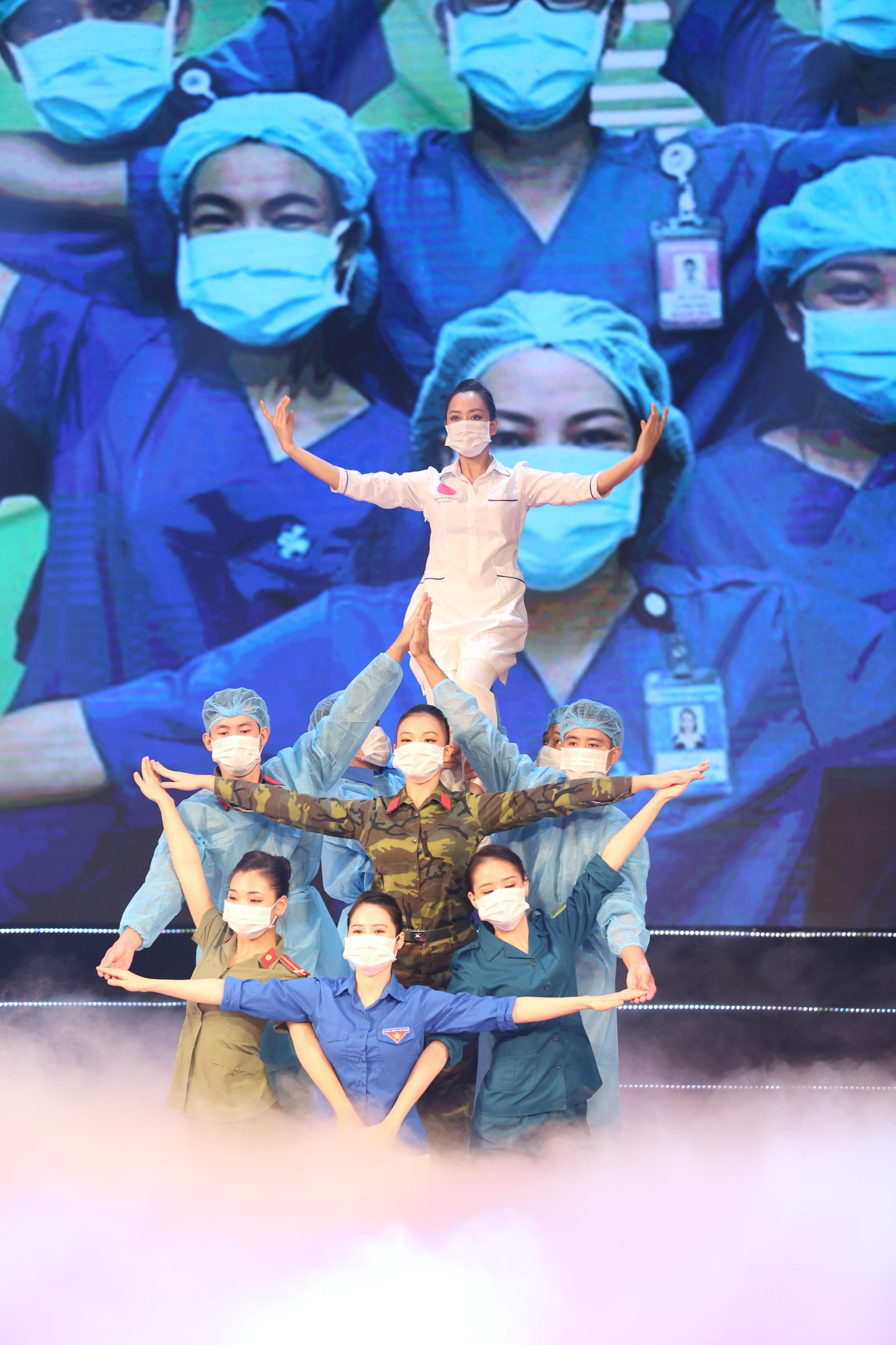 Ca khúc Sài Gòn - Hà Nội! Việt Nam mình ơi! Cố lên của nhạc sĩ Bùi Tuấn Ngọc, được Tập thể nghệ sĩ, diễn viên Nhà hát Ca múa nhạc Quân đội thể hiện Ca khúc Sài Gòn - Hà Nội! Việt Nam mình ơi! Cố lên của nhạc sĩ Bùi Tuấn Ngọc, được Tập thể nghệ sĩ, diễn viên Nhà hát Ca múa nhạc Quân đội thể hiện